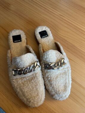 Dolce Vita Cream Faux-Shearling Chain-Trim Mules
